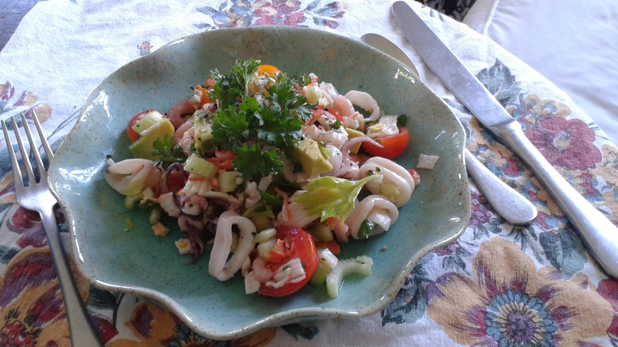 Frischer mediterraner Salat mit buntem Gemüse