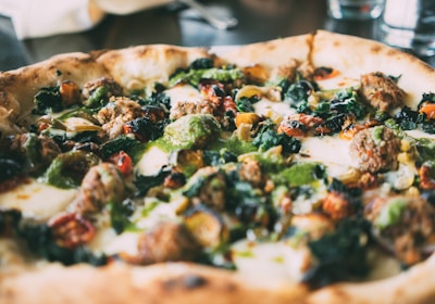 Gourmet Pizza mit Spinat, Gemüse und Käse aus dem Gourmet Modern Bistro